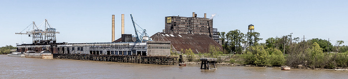 Blick vom Steamboat Natchez: Mississippi River, Domino Sugar Chalmette Refinery New Orleans