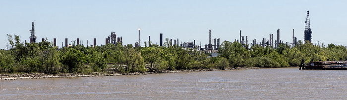 Blick vom Steamboat Natchez: Mississippi River, Chalmette Refining New Orleans