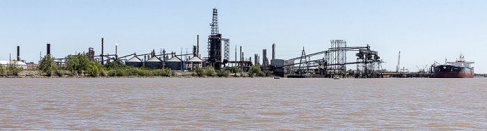 Blick vom Steamboat Natchez: Mississippi River, Chalmette Refining New Orleans