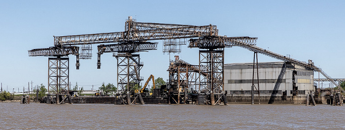 Blick vom Steamboat Natchez: Mississippi River, Chalmette Refining New Orleans