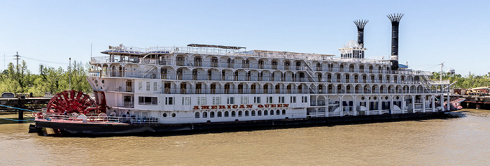 Blick vom Steamboat Natchez: Mississippi River mit dem Steamboat American Queen New Orleans
