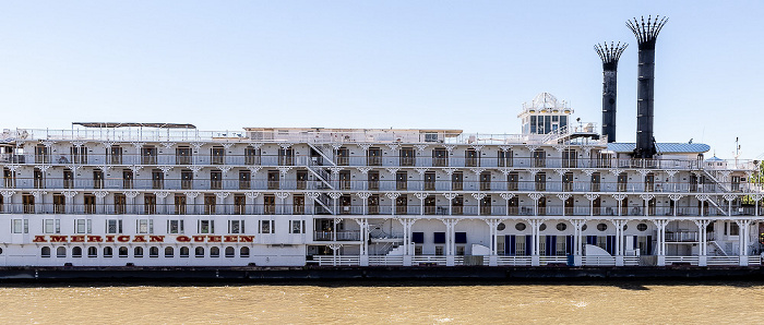 Blick vom Steamboat Natchez: Mississippi River mit dem Steamboat American Queen New Orleans