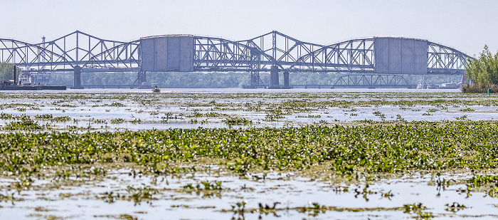 Lower Atchafalaya River mit von vorne die Long-Allen Bridge (Louisiana Highway 182), die E. J. Lionel Grizzaffi Bridge (U.S. Highway 90) und die Berwick Bay Bridge (BNSF Lafayette Subdivision). Atchafalaya National Heritage Area
