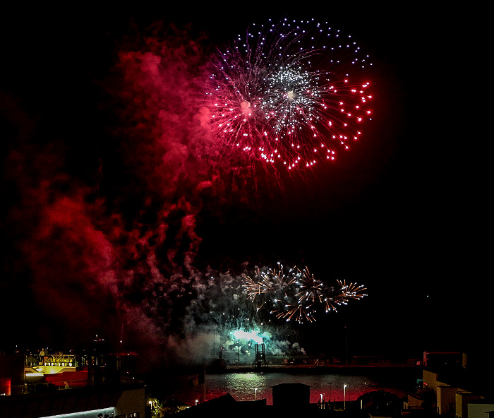 Feuerwerk 'THE CYCLE OF LIFE...' über dem Hafen Funchal