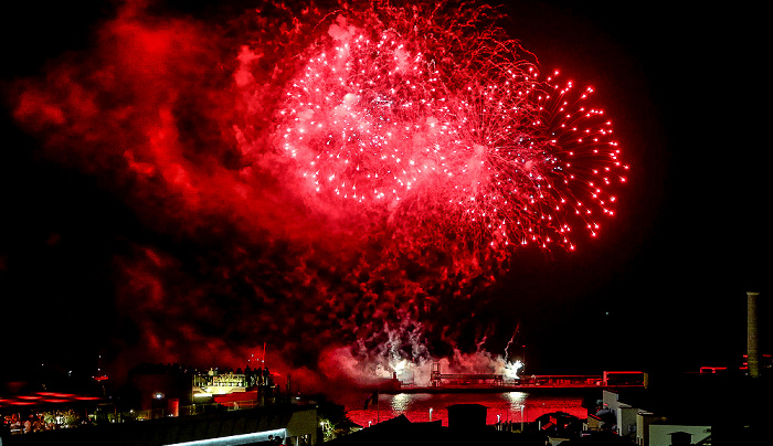 Feuerwerk 'THE CYCLE OF LIFE...' über dem Hafen Funchal