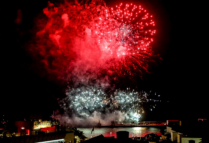 Feuerwerk 'THE CYCLE OF LIFE...' über dem Hafen Funchal
