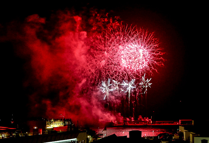 Feuerwerk 'THE CYCLE OF LIFE...' über dem Hafen Funchal