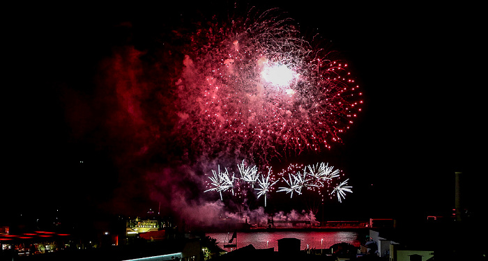 Feuerwerk 'THE CYCLE OF LIFE...' über dem Hafen Funchal