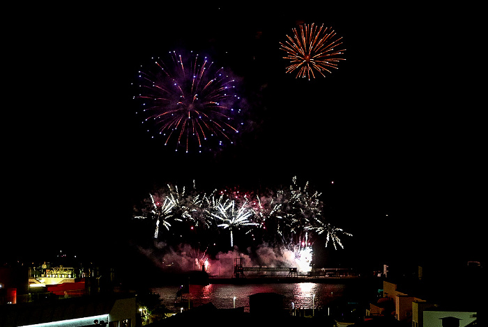 Feuerwerk 'THE CYCLE OF LIFE...' über dem Hafen Funchal