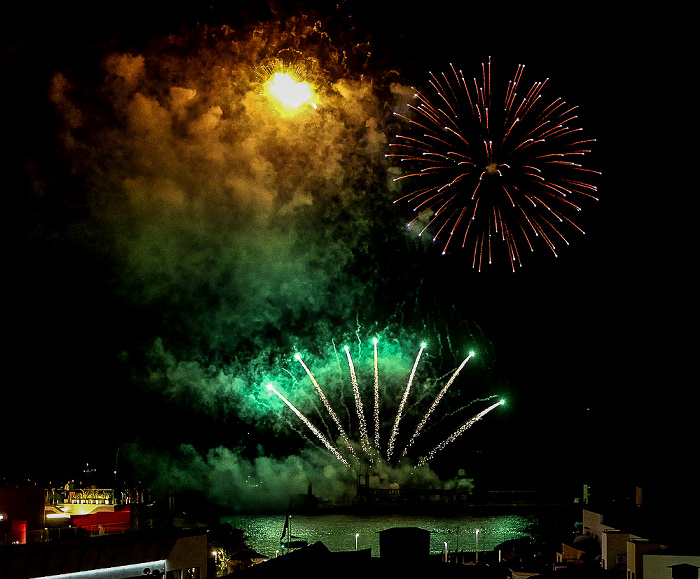Feuerwerk 'THE CYCLE OF LIFE...' über dem Hafen Funchal