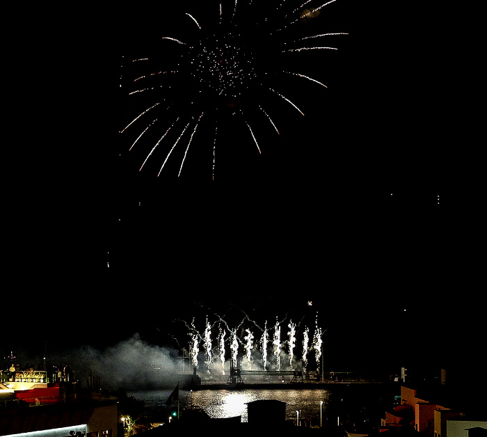 Feuerwerk 'THE CYCLE OF LIFE...' über dem Hafen Funchal