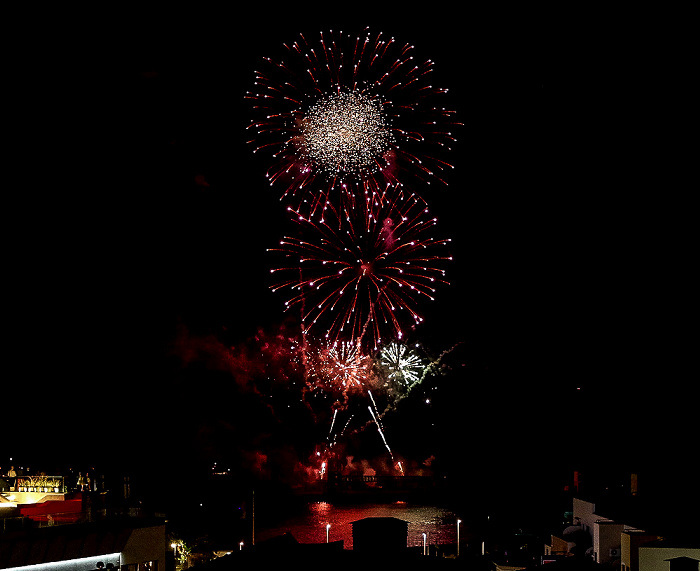 Feuerwerk 'THE CYCLE OF LIFE...' über dem Hafen Funchal