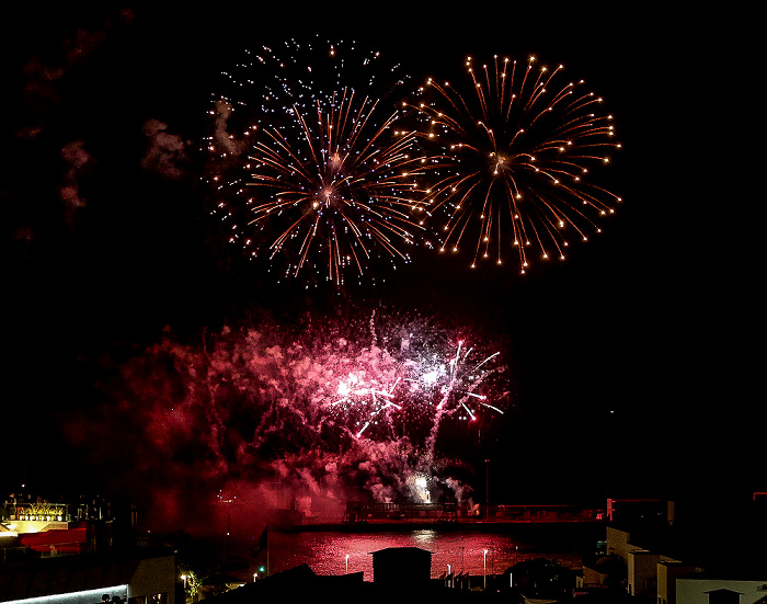 Feuerwerk 'THE CYCLE OF LIFE...' über dem Hafen Funchal