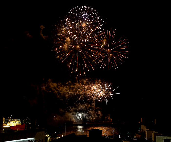 Feuerwerk 'THE CYCLE OF LIFE...' über dem Hafen Funchal