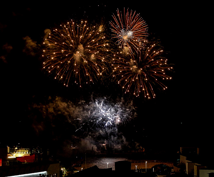 Feuerwerk 'THE CYCLE OF LIFE...' über dem Hafen Funchal