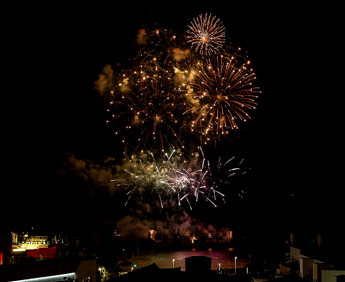 Feuerwerk 'THE CYCLE OF LIFE...' über dem Hafen Funchal
