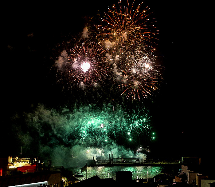 Feuerwerk 'THE CYCLE OF LIFE...' über dem Hafen Funchal
