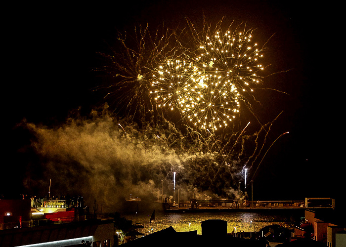 Feuerwerk 'THE CYCLE OF LIFE...' über dem Hafen Funchal