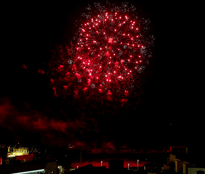 Feuerwerk 'THE CYCLE OF LIFE...' über dem Hafen Funchal