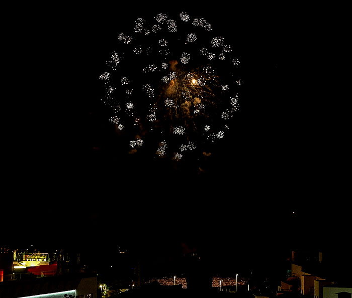 Feuerwerk 'THE CYCLE OF LIFE...' über dem Hafen Funchal