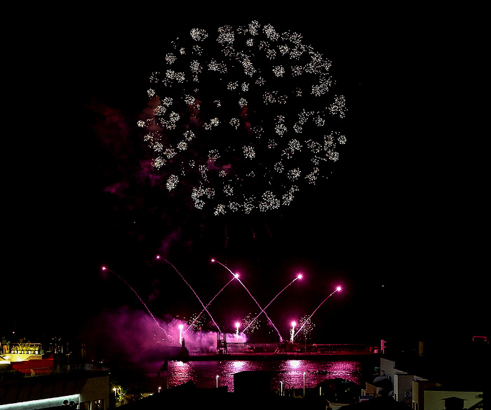 Feuerwerk 'THE CYCLE OF LIFE...' über dem Hafen Funchal