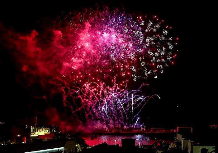 Feuerwerk 'THE CYCLE OF LIFE...' über dem Hafen Funchal
