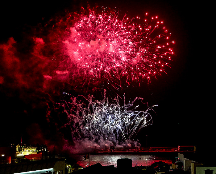 Feuerwerk 'THE CYCLE OF LIFE...' über dem Hafen Funchal