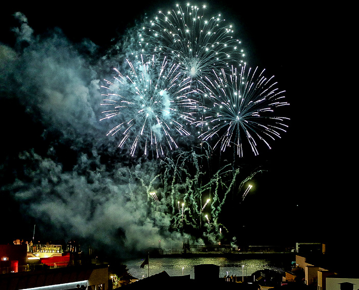 Feuerwerk 'THE CYCLE OF LIFE...' über dem Hafen Funchal