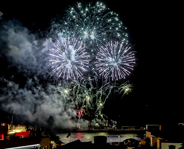 Feuerwerk 'THE CYCLE OF LIFE...' über dem Hafen Funchal