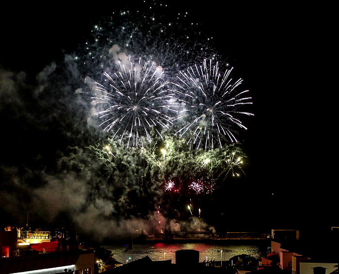 Feuerwerk 'THE CYCLE OF LIFE...' über dem Hafen Funchal