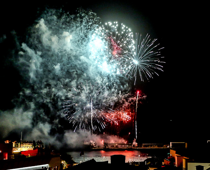 Feuerwerk 'THE CYCLE OF LIFE...' über dem Hafen Funchal