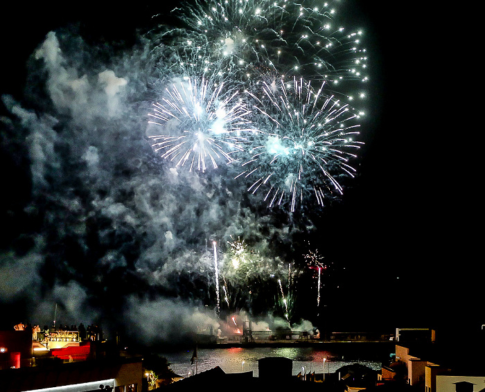 Feuerwerk 'THE CYCLE OF LIFE...' über dem Hafen Funchal