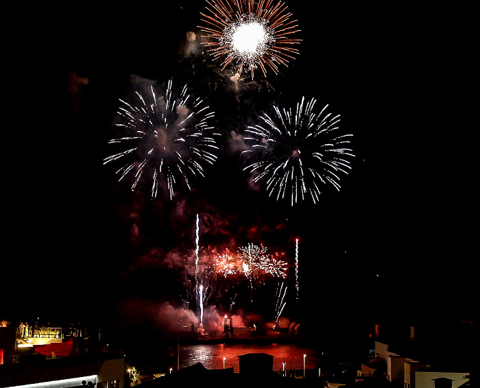 Feuerwerk 'THE CYCLE OF LIFE...' über dem Hafen Funchal