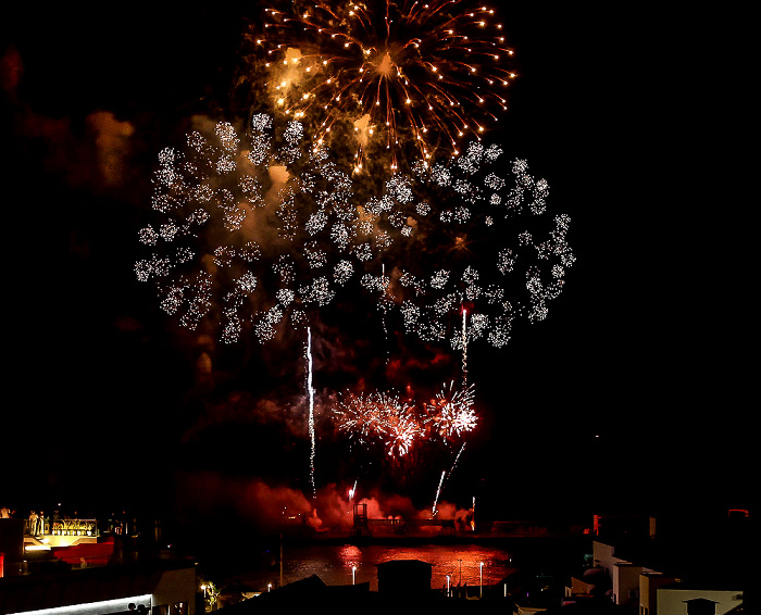 Feuerwerk 'THE CYCLE OF LIFE...' über dem Hafen Funchal