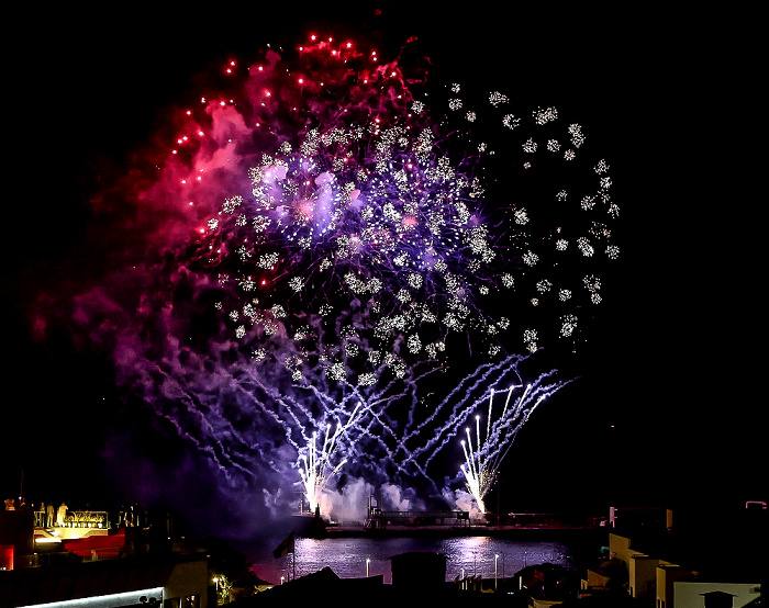 Feuerwerk 'THE CYCLE OF LIFE...' über dem Hafen Funchal