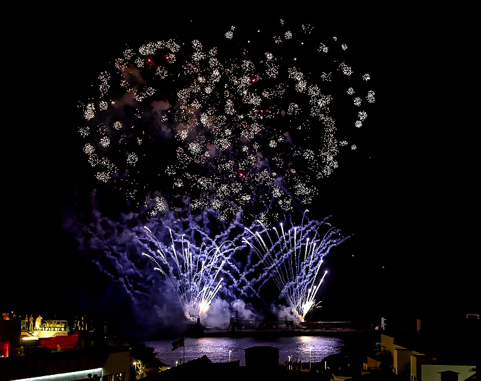 Feuerwerk 'THE CYCLE OF LIFE...' über dem Hafen Funchal