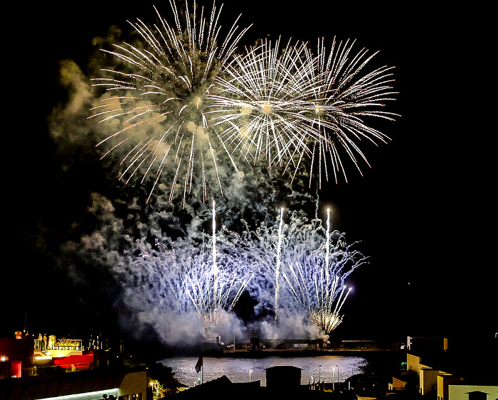Feuerwerk 'THE CYCLE OF LIFE...' über dem Hafen Funchal