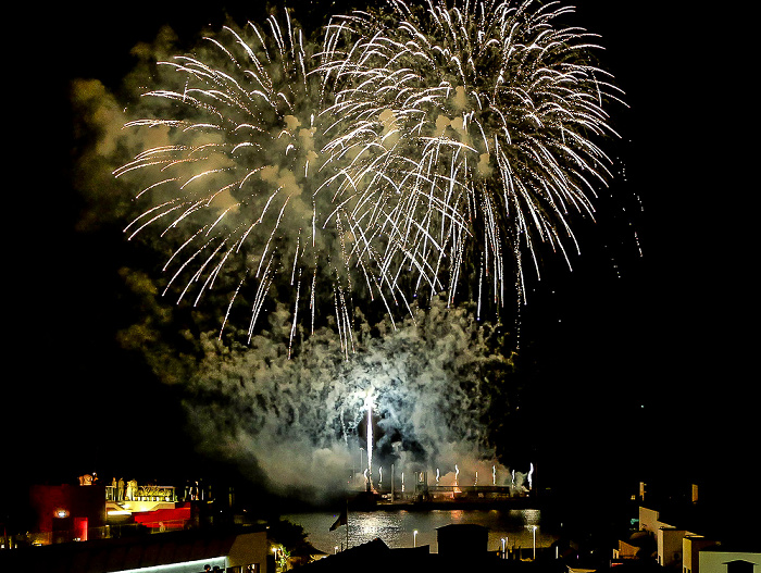 Feuerwerk 'THE CYCLE OF LIFE...' über dem Hafen Funchal