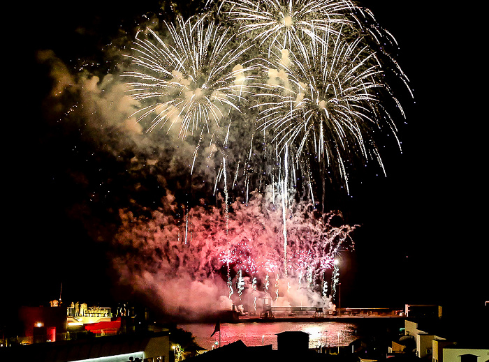 Feuerwerk 'THE CYCLE OF LIFE...' über dem Hafen Funchal