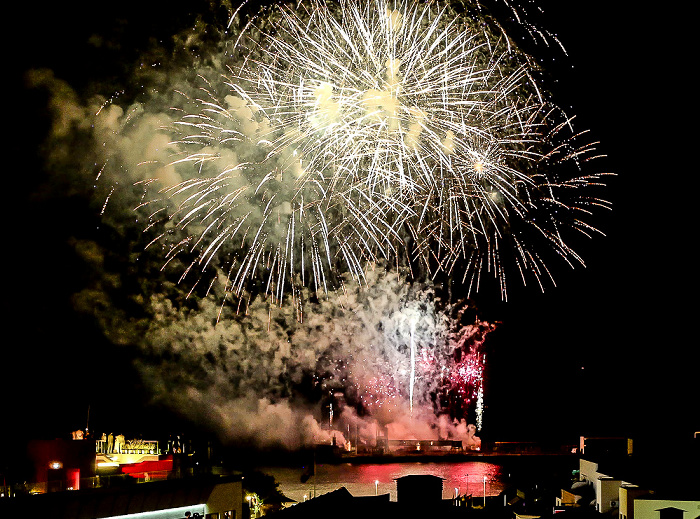 Feuerwerk 'THE CYCLE OF LIFE...' über dem Hafen Funchal