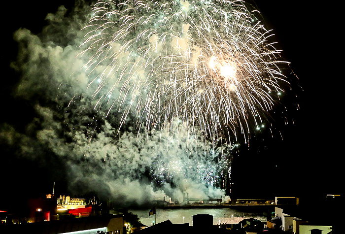 Feuerwerk 'THE CYCLE OF LIFE...' über dem Hafen Funchal