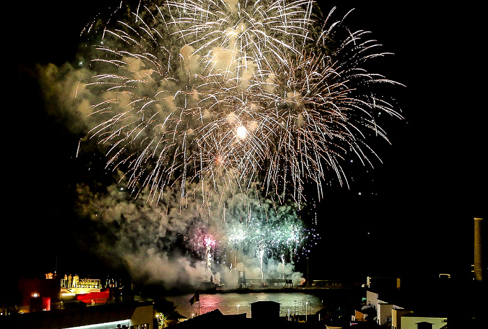 Feuerwerk 'THE CYCLE OF LIFE...' über dem Hafen Funchal