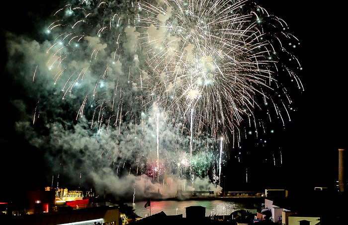 Feuerwerk 'THE CYCLE OF LIFE...' über dem Hafen Funchal