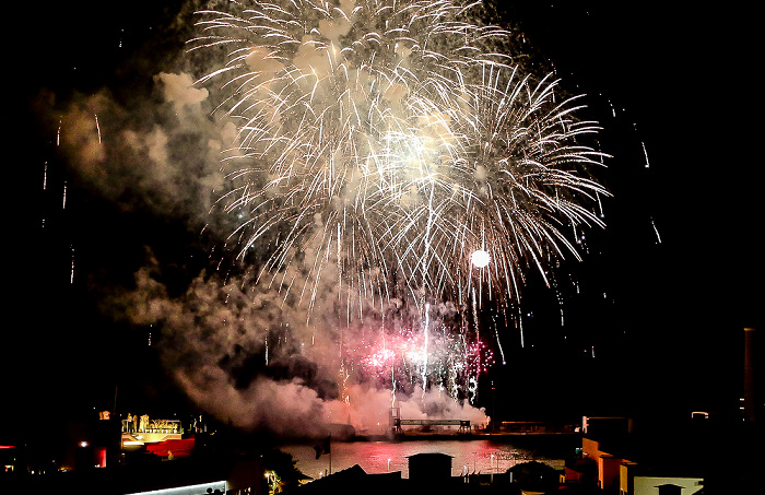 Feuerwerk 'THE CYCLE OF LIFE...' über dem Hafen Funchal