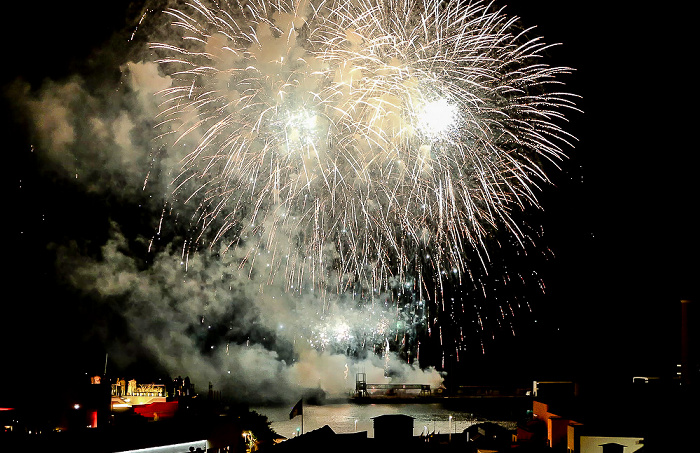 Feuerwerk 'THE CYCLE OF LIFE...' über dem Hafen Funchal