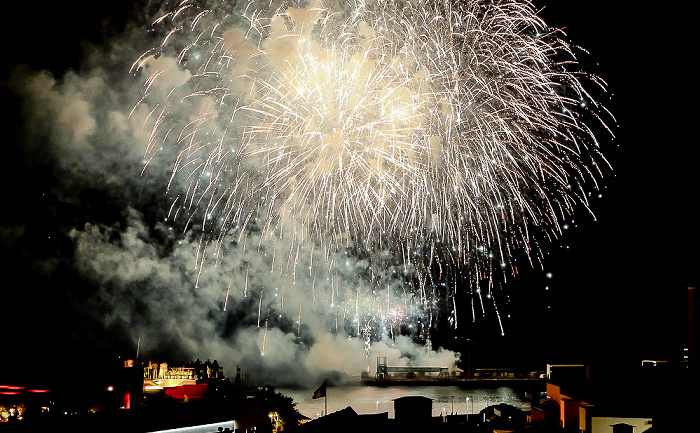 Feuerwerk 'THE CYCLE OF LIFE...' über dem Hafen Funchal