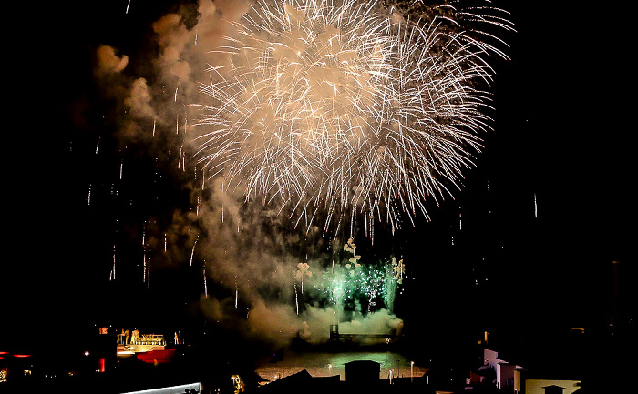 Feuerwerk 'THE CYCLE OF LIFE...' über dem Hafen Funchal
