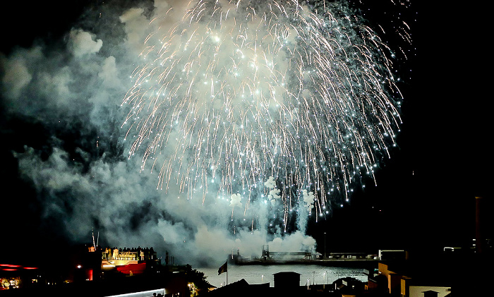 Feuerwerk 'THE CYCLE OF LIFE...' über dem Hafen Funchal