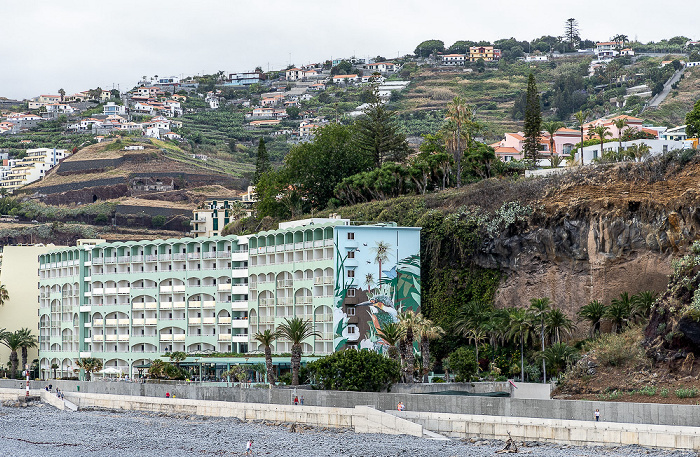 Blick vom Doca do Cavacas: Hotel Pestana Bay mit Street Art Funchal
