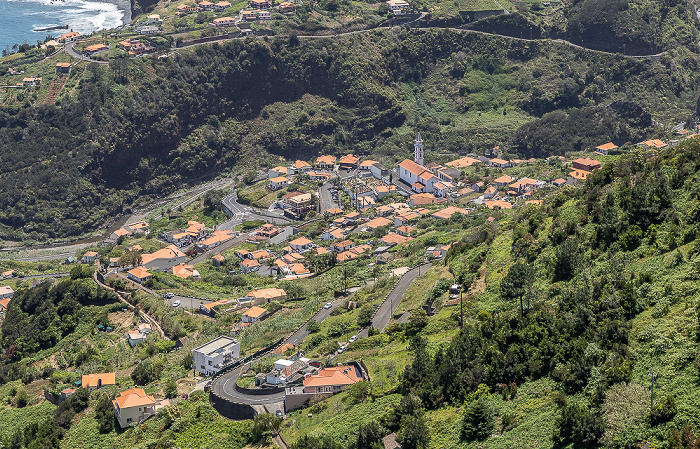 Blick vom Miradouro do Curtado: Faial mit der Igreja Paroquial do Faial Santana (Madeira)